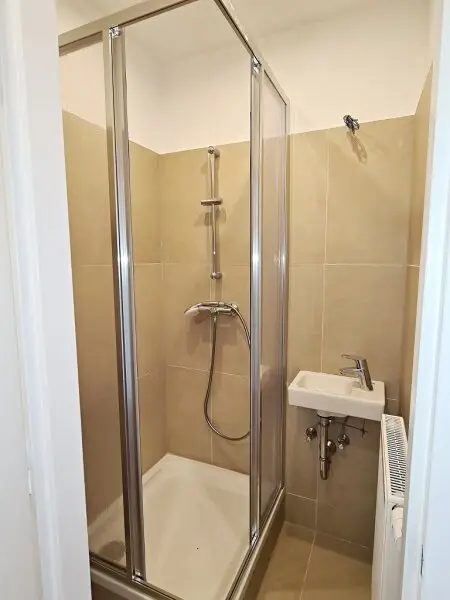 WALDMÜLLERGASSE, ERSTBEZUG, 40 m2 Neubau mit Balkon, 1 Zimmer, Küche, Duschbad, Parketten, Augarten-Nähe