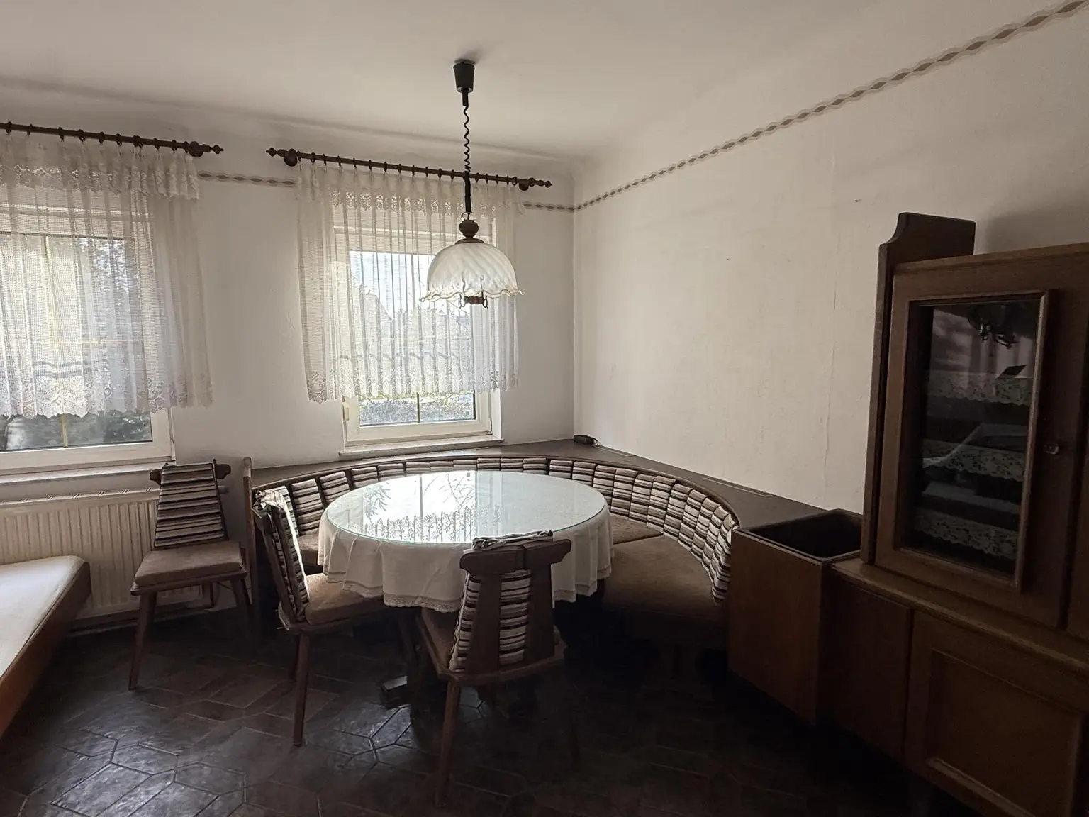 Renovierungsbedürftiges Einfamilienhaus mit idyllischem Garten in Sackgasse