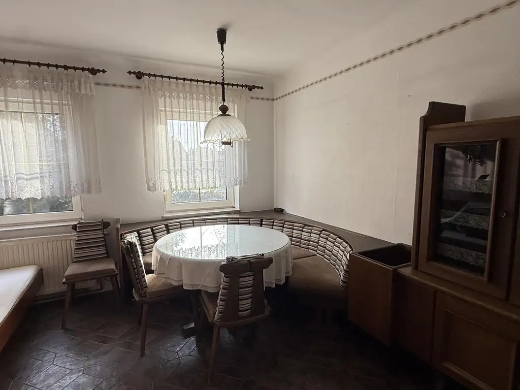 Renovierungsbedürftiges Einfamilienhaus mit idyllischem Garten in Sackgasse