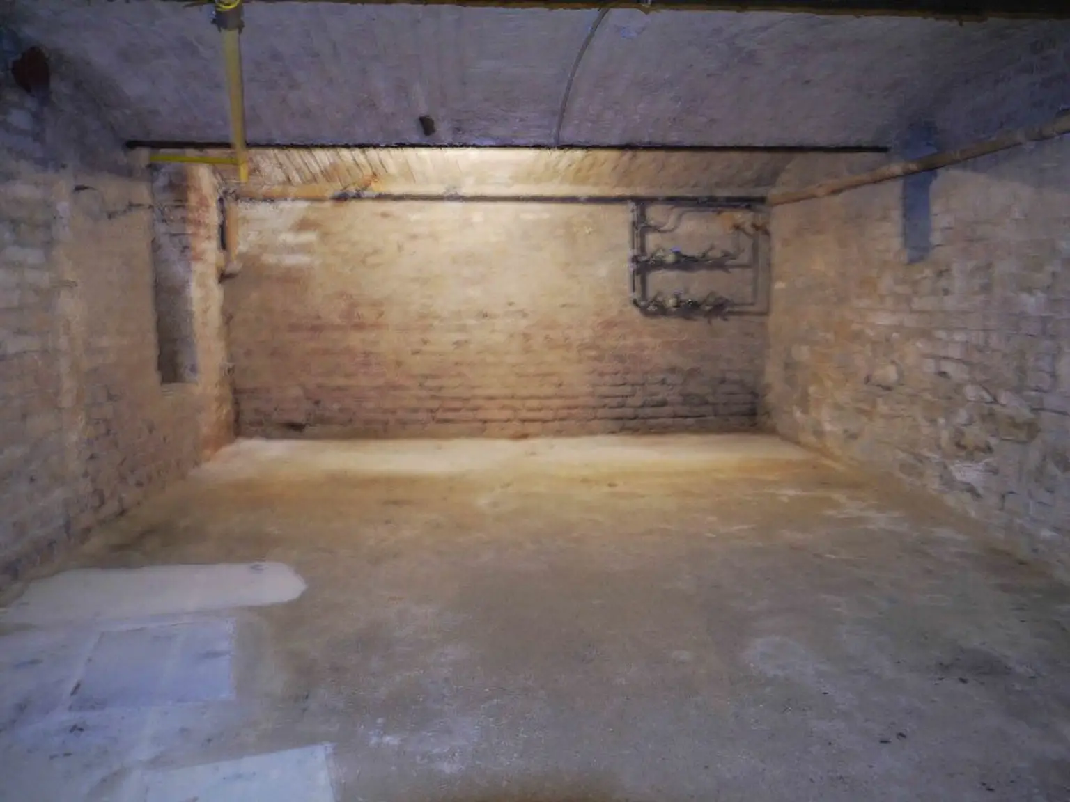 FÜR SINGLES ODER PAARE MIT FIXEM EINKOMMEN - GROSSZÜGIGE WOHNUNG MIT TERRASSE