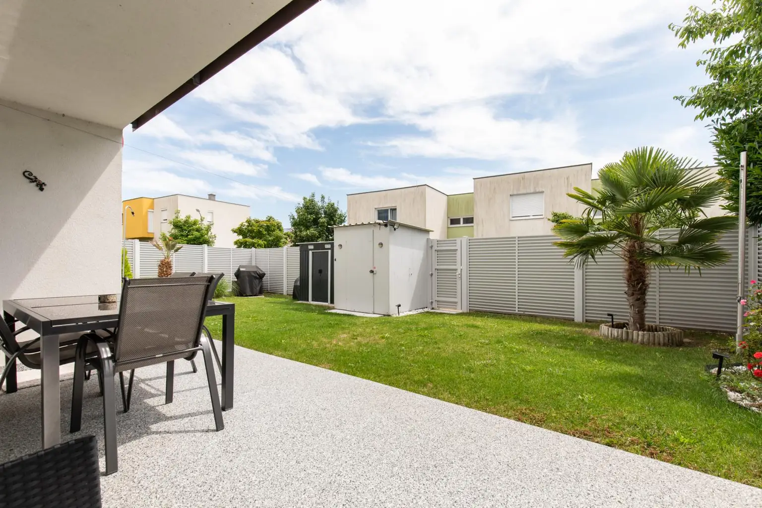 Traumhafte, barrierefreie Wohnung mit großem Garten und zwei Tiefgaragenplätzen