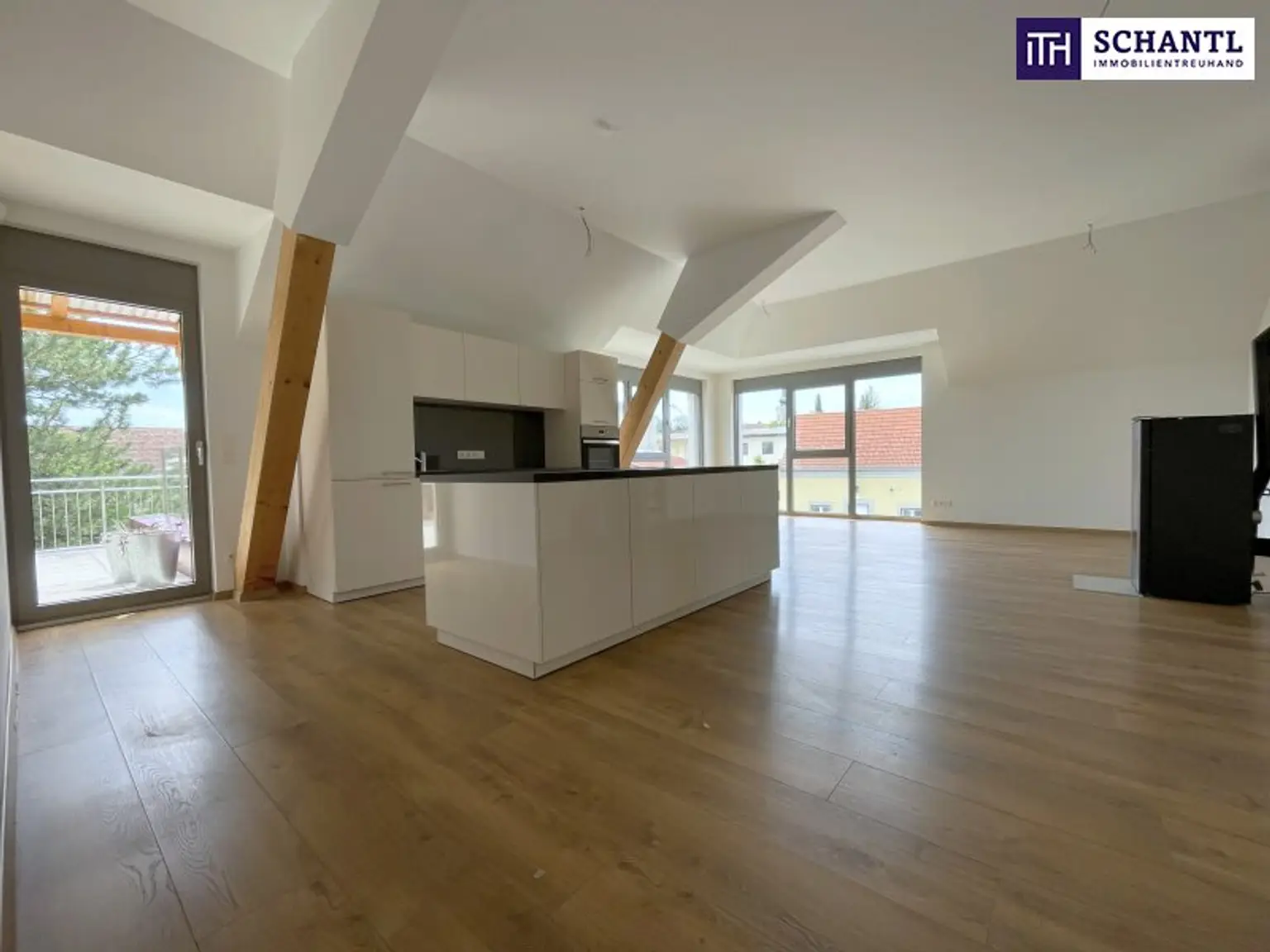 Großzügig. Hell. Ungestört. Penthouse-Feeling mit riesigen Fensterfronten und 40 m² großer Terrasse im Zentrum von Unterwaltersdorf!