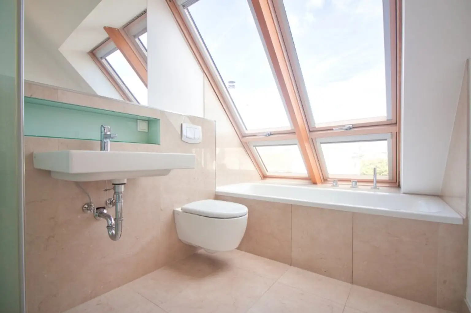 Helle, großzügige Maisonette-Wohnung mit 2 Bädern | ~ 20 m² große, private Terrasse direkt auf Wohnebene | Nahe Elterleinplatz