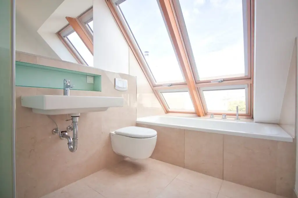 Helle, großzügige Maisonette-Wohnung mit 2 Bädern | ~ 20 m² große, private Terrasse direkt auf Wohnebene | Nahe Elterleinplatz