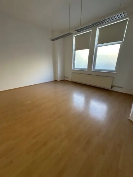 Ruhige Lage, modernes Büro/Praxis mit Autoabstellplätzen in zentraler Lage! Unbefristet!