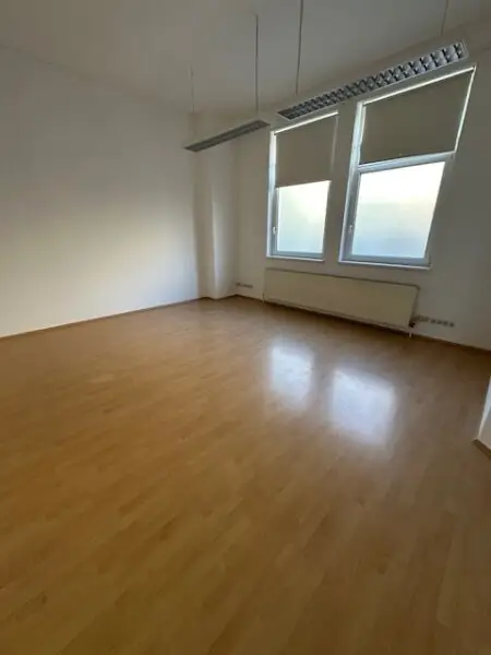 Ruhige Lage, modernes Büro/Praxis mit Autoabstellplätzen in zentraler Lage! Unbefristet!