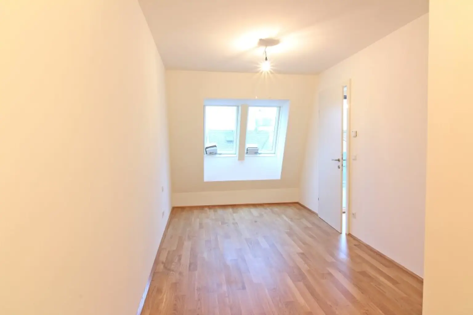 Modernes Wohnen über den Dächern Wiens – 3-Zimmer-Dachgeschosswohnung mit großer Terrasse in Ruhelage