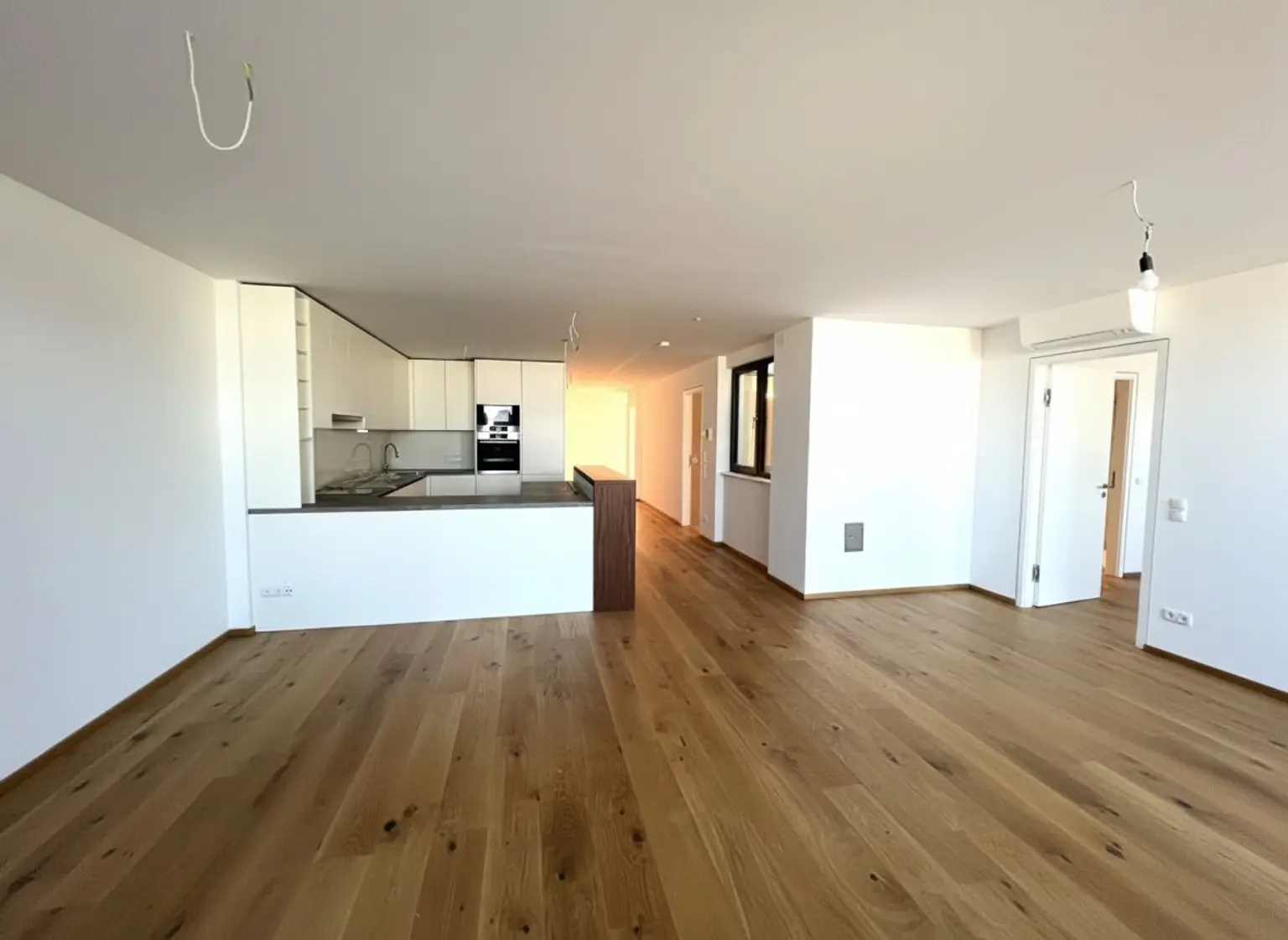 UNBEFRISTET: Klimatisierte Dachgeschosswohnung mit 2 Loggien in Top Lage