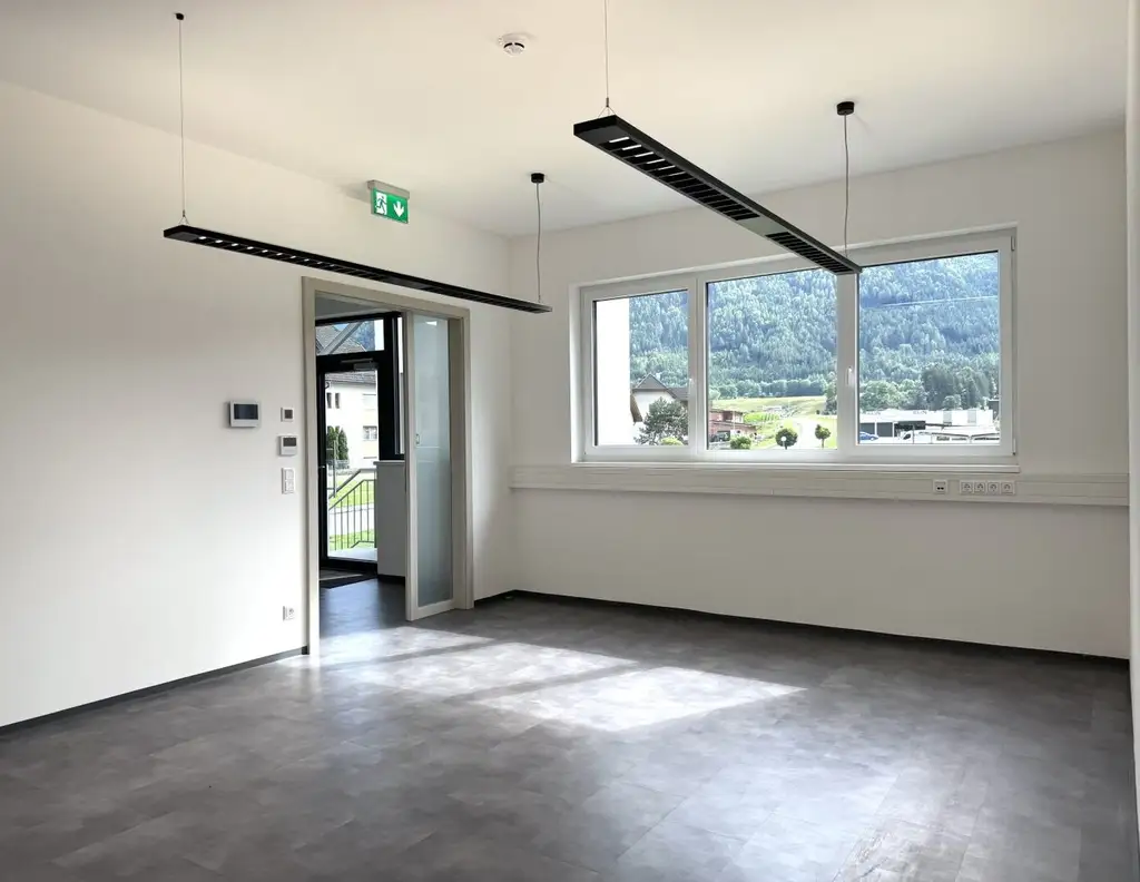 Moderne Büro- und Praxisräumlichkeiten mit 145m² in neuwertigem Firmengebäude zu vermieten!