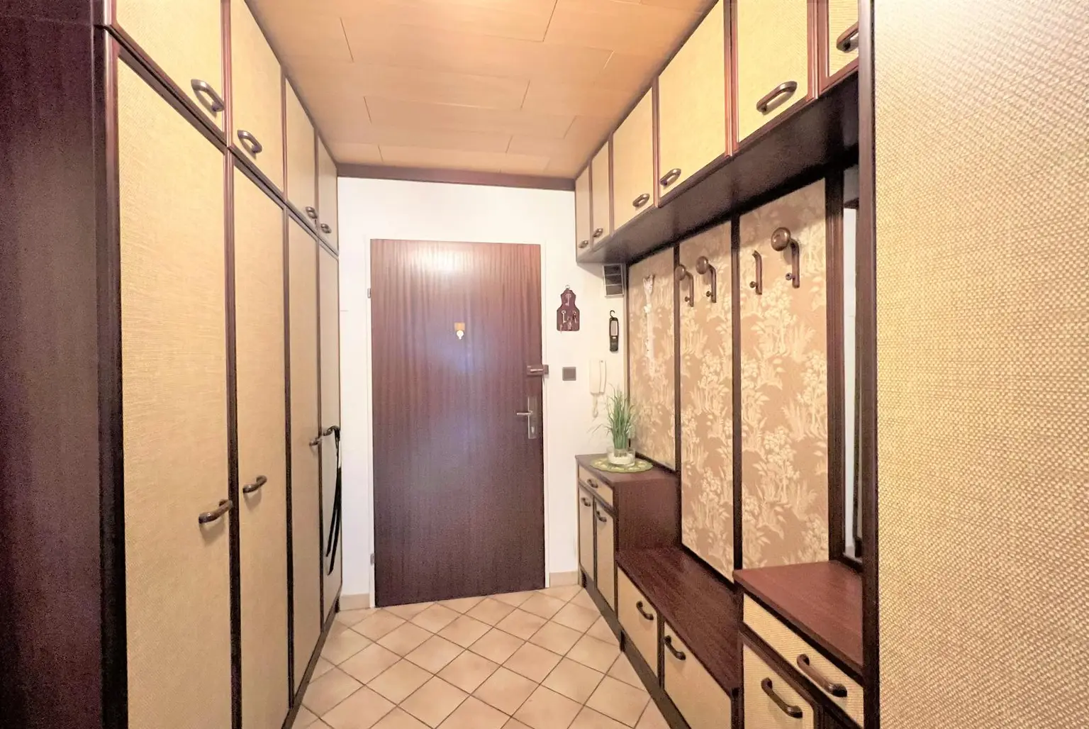 SEHR GUT GESCHNITTENE EIGENTUMSWOHNUNG MIT RIESEN WOHNBEREICH UND SONNIGER WESTLOGGIA