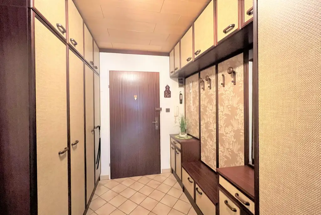 SEHR GUT GESCHNITTENE EIGENTUMSWOHNUNG MIT RIESEN WOHNBEREICH UND SONNIGER WESTLOGGIA