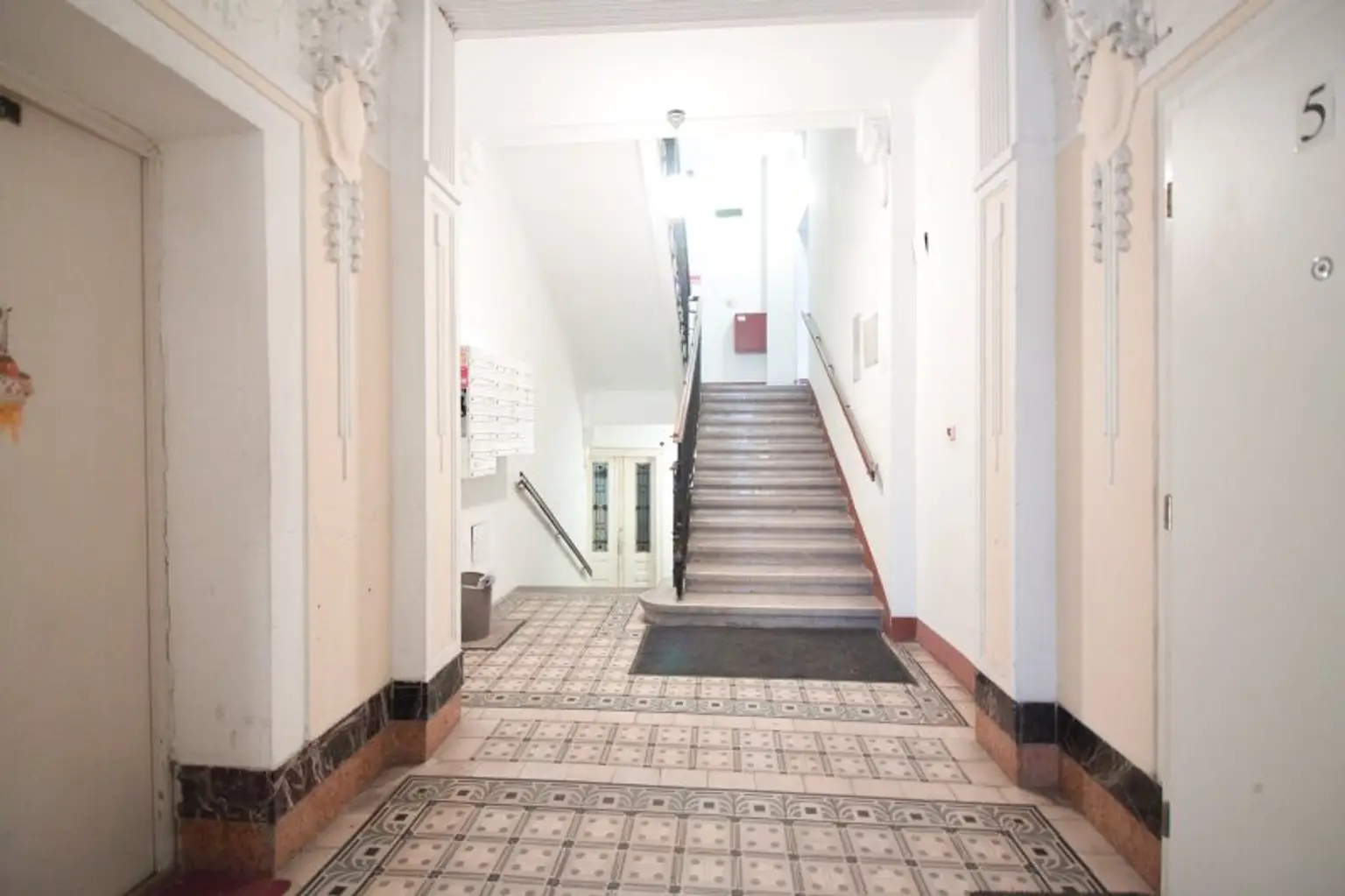 Sanierungsbedürftig | 2 Zimmer Altbau-Wohnung | ruhige Innenhoflage | zentral begehbar