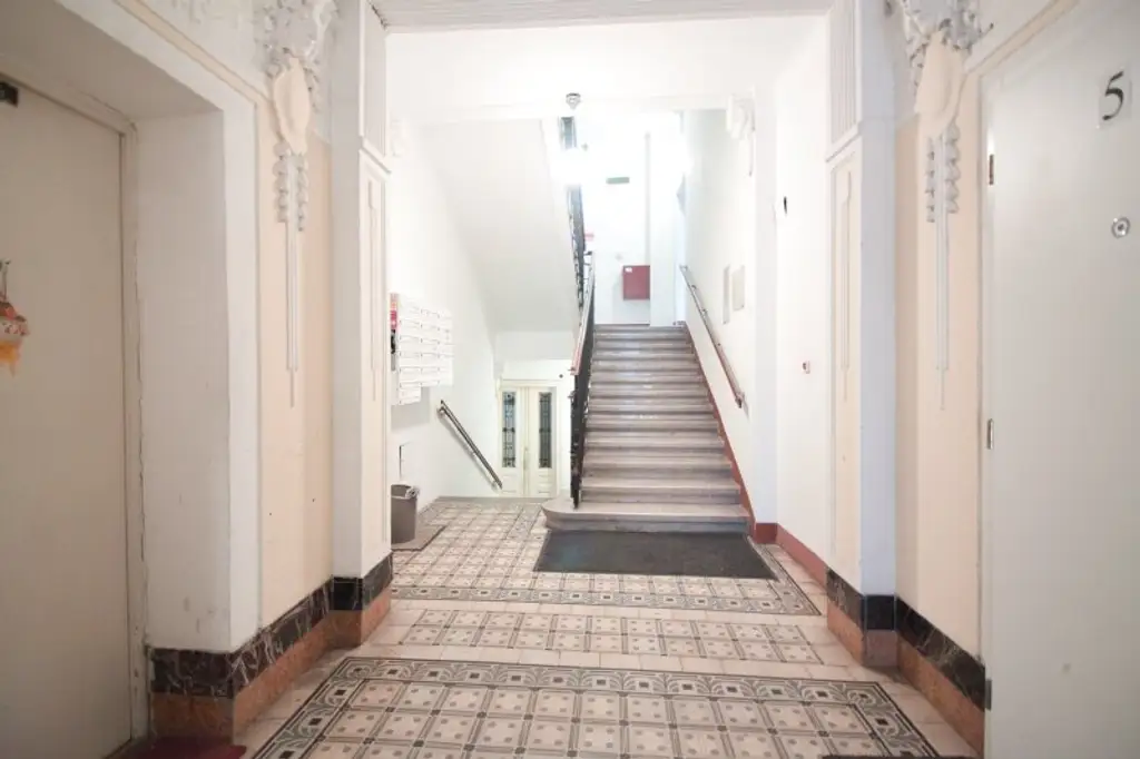 Sanierungsbedürftig | 2 Zimmer Altbau-Wohnung | ruhige Innenhoflage | zentral begehbar