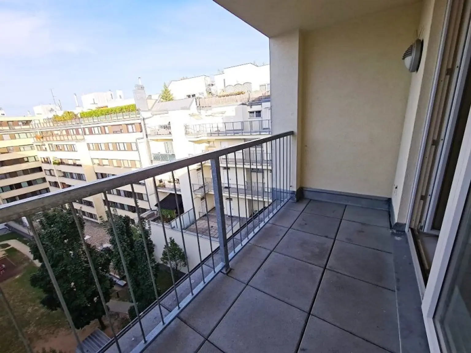 DACHGESCHOSS, gepflegte 103 m2 Neubau mit Loggia und Balkon, Wohnküche, 3 Zimmer, Wannenbad, Parketten, Holbeingasse