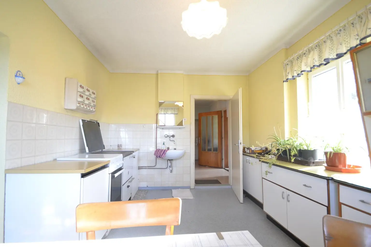 Küche mit Holzofen-Etagenheizung