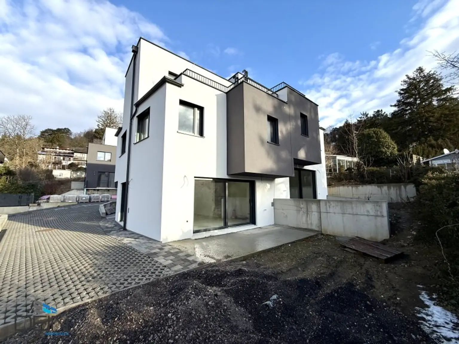 PREISREDUKTION! EXKLUSIVE 4-5 ZIMMER DOPPELHAUSHÄLFTEN MIT FREIFLÄCHEN IN GRÜNRUHELAGE!