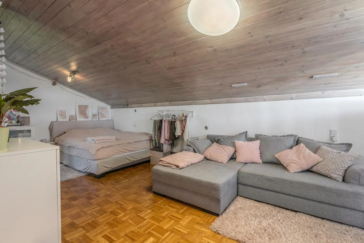 Zimmer 1 OG Schlafen, Wohnen