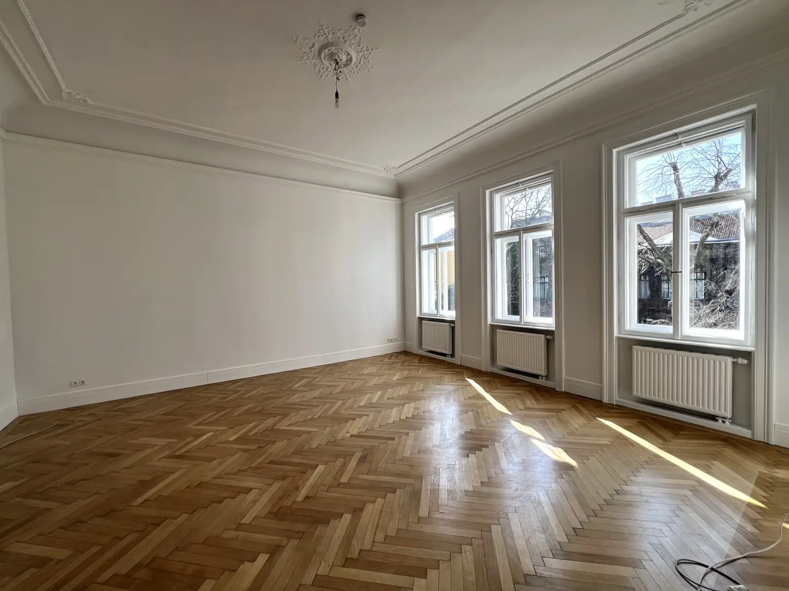 In Vorbereitung: Ansprechendes Apartment mit Terrasse und mit Blick in palais-artigen Garten / Exquisite apartment with terrace and view of the palatial garden