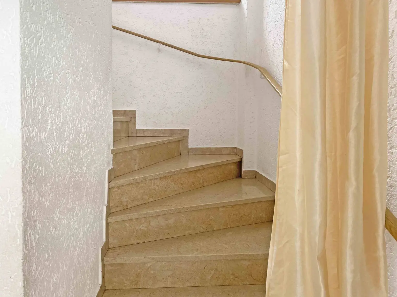 Wohung_Hof_Treppenhaus