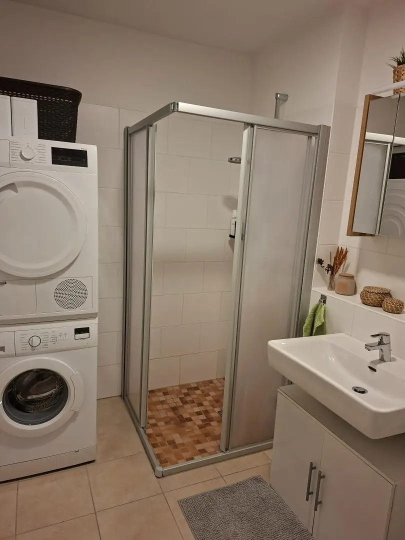 Top moderne Neubauwohnung mit Balkon
