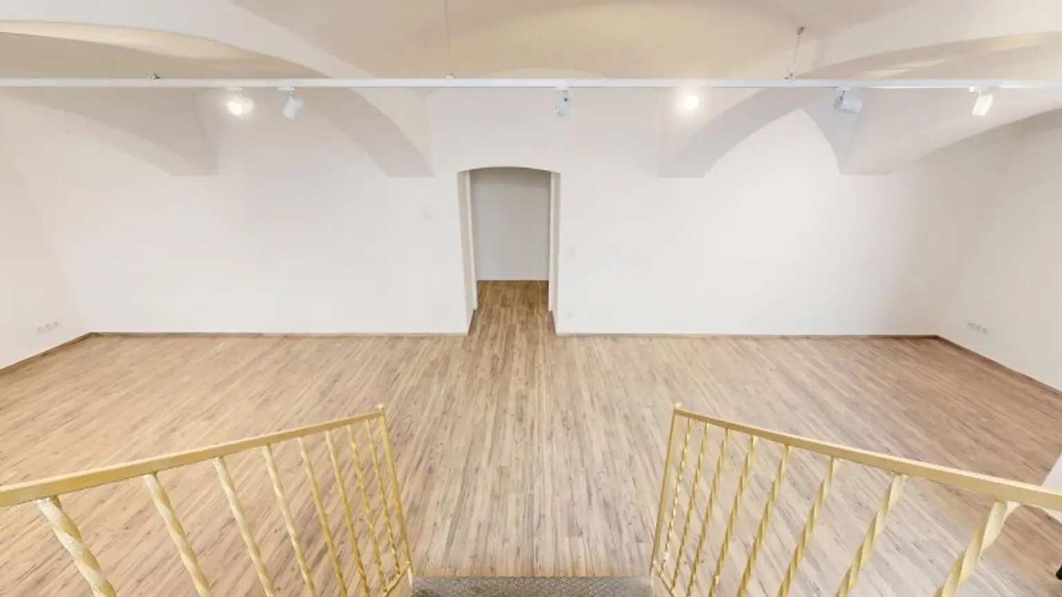Renovierte, attraktive Werkstatt | 2 Zimmer - 80 m² | Küche & Badezimmer | Nähe Aumannplatz
