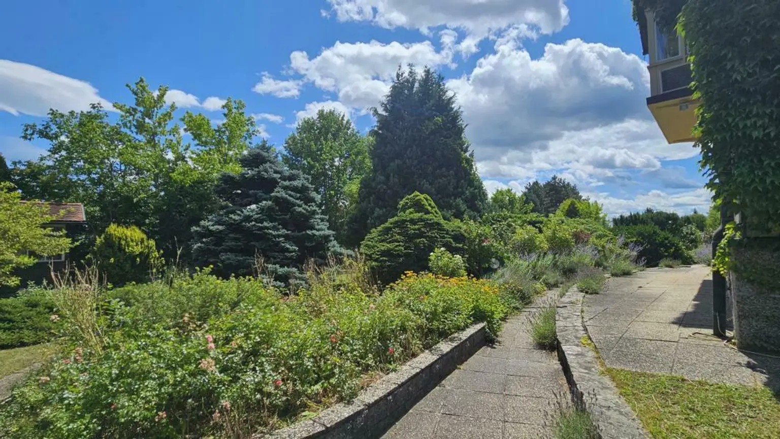 **Villa mit Türmchen in bester Lage  ** 2 Wohneinheiten ** parkähnlicher Garten **2 Parzellen **