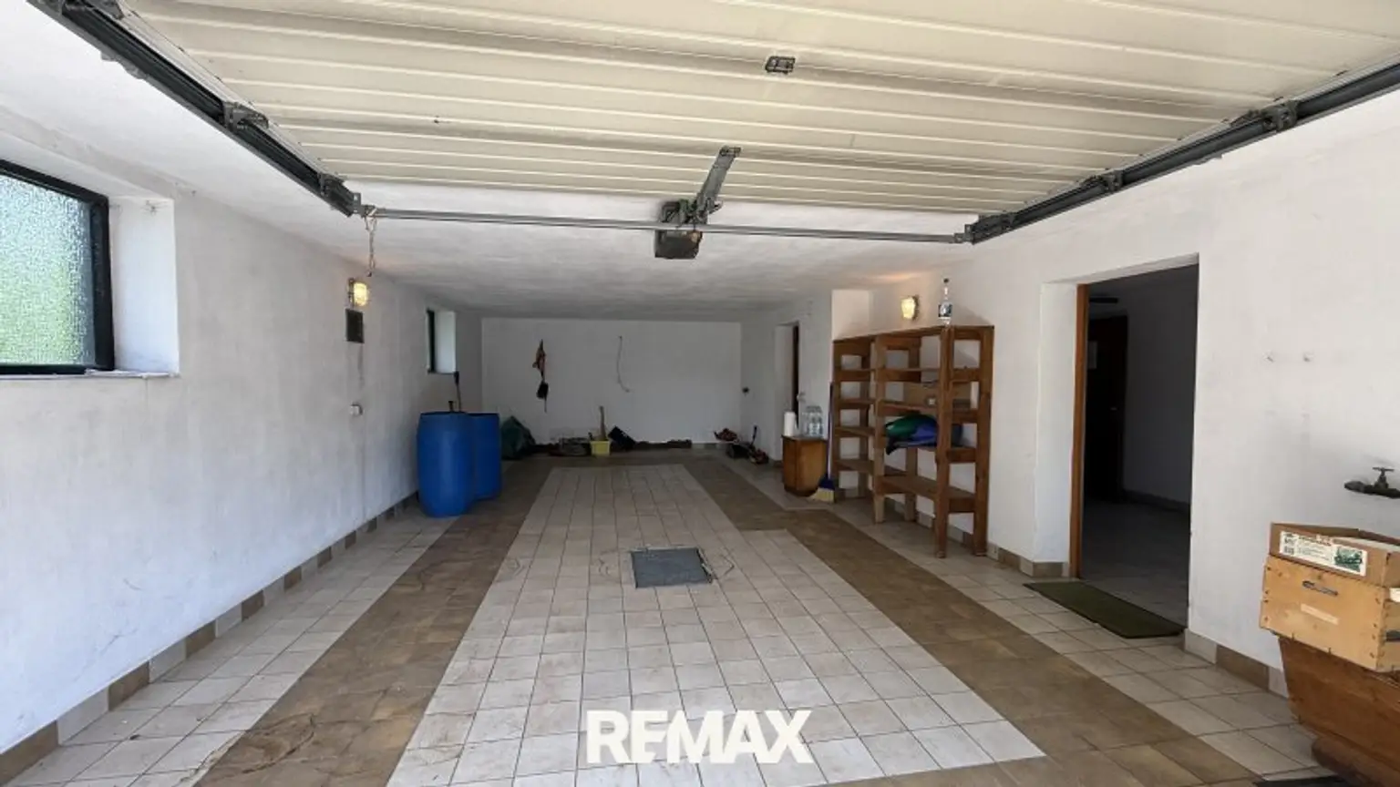 große Garage im Keller