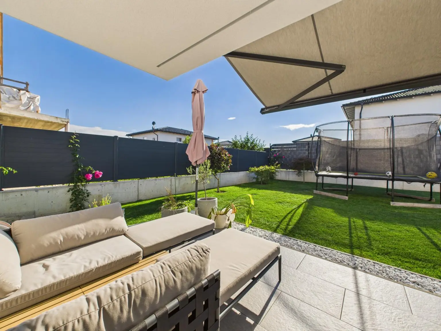 Exklusives Neubauhaus in Marchtrenk – stilvolles Wohnen mit modernster Technik & traumhaftem Garten samt Wellnessbereich