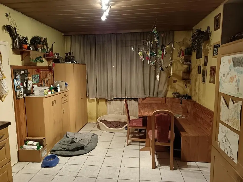 Vielseitiges Wohnhaus mit großzügigem Hof und Nebengebäuden