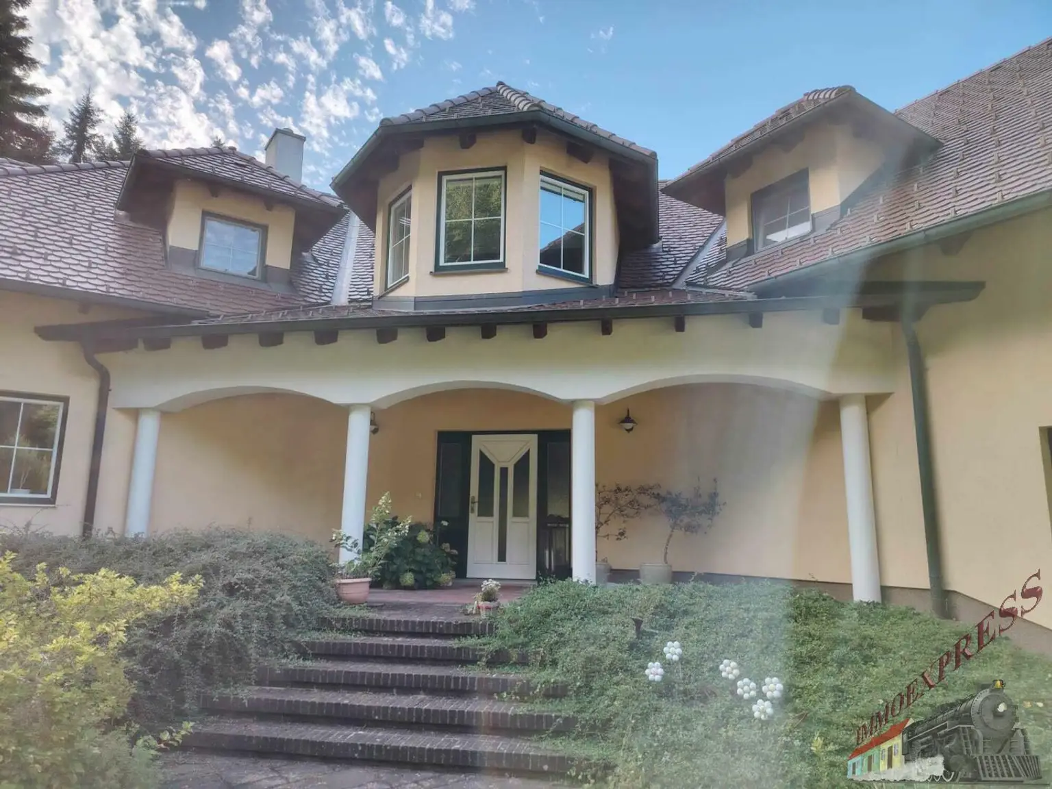 Tolle Villa mit neuer PV-Anlage bietet viel Platz und ruhige, grüne Umgebung – nur ca. 38 min zur Stadtgrenze Wien!