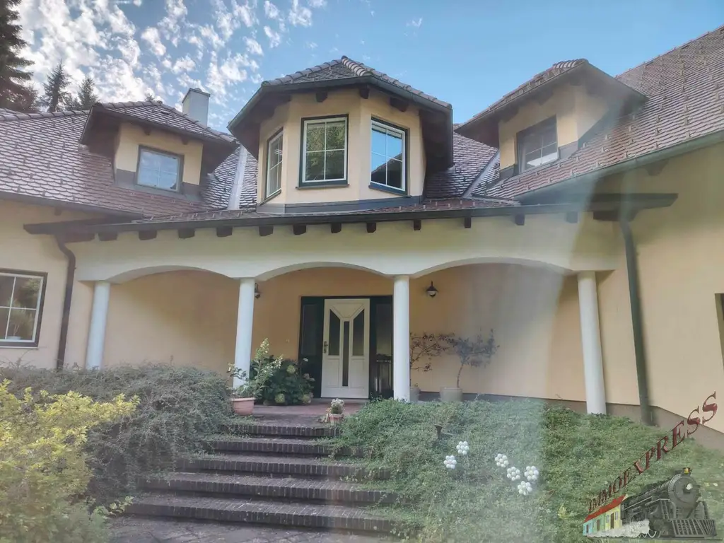 Tolle Villa mit neuer PV-Anlage bietet viel Platz und ruhige, grüne Umgebung – nur ca. 38 min zur Stadtgrenze Wien!