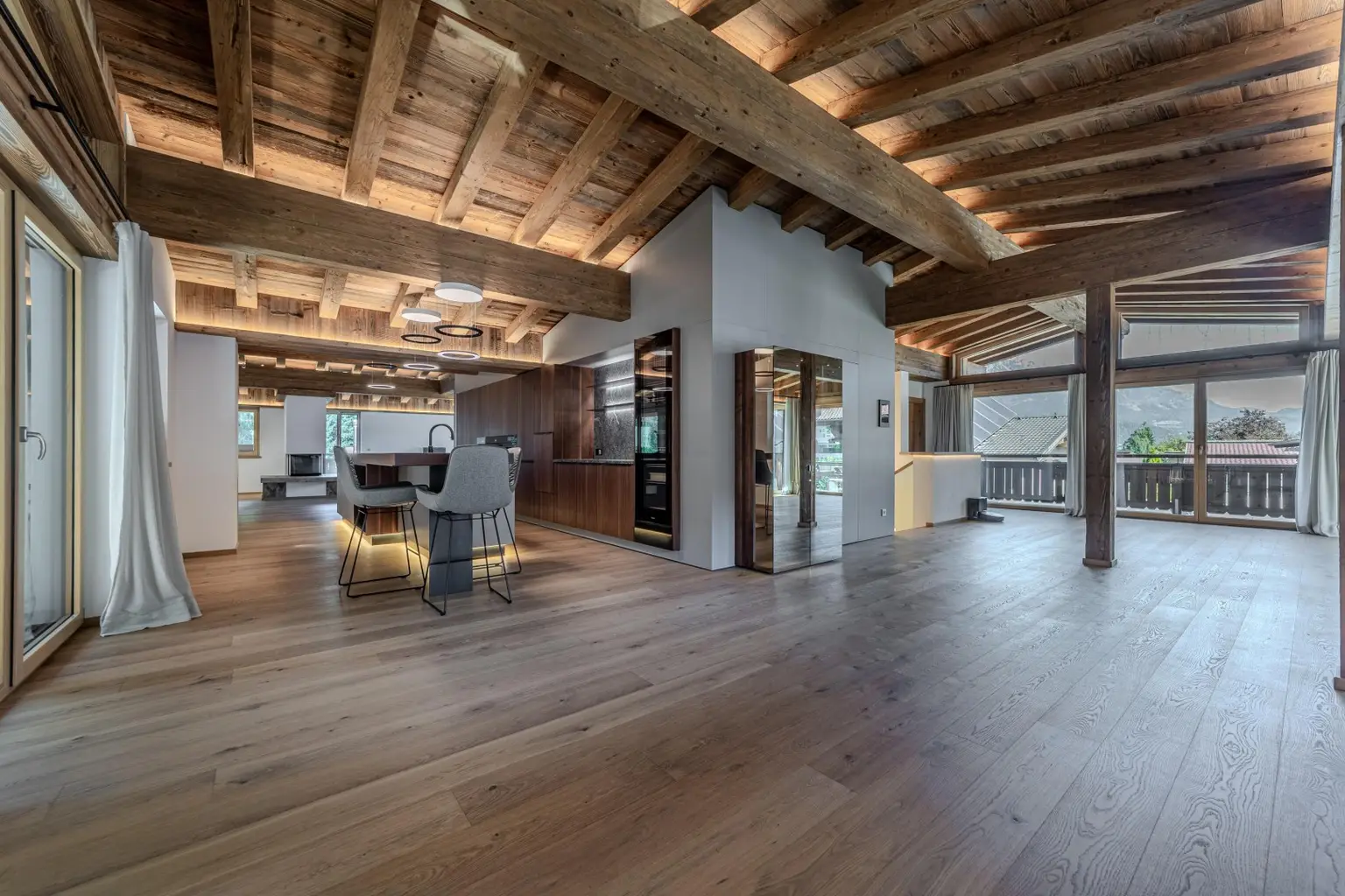 Exklusives Doppelhaus mit Gewerbefläche und Outdoor-Pool in sehr ruhiger Lage