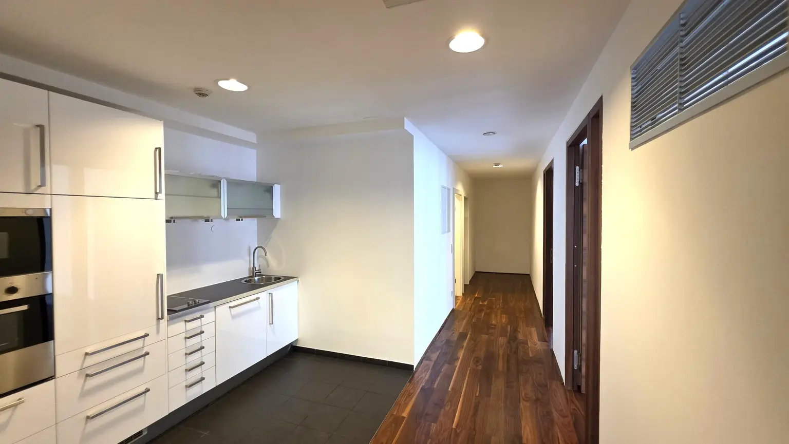 Blick zum Vorzimmer und Toilettengang