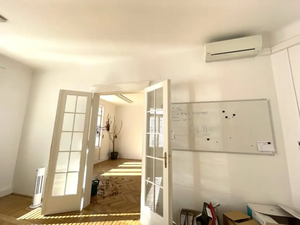 Repräsentative  Bürofläche/Praxis im Stilaltbau direkt beim Karlsplatz/Karlskirche  zu vermieten!