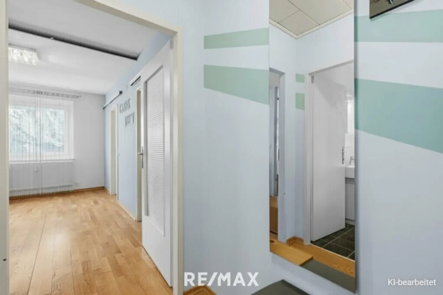 Vorraum mit Blick ins Wohnzimmer