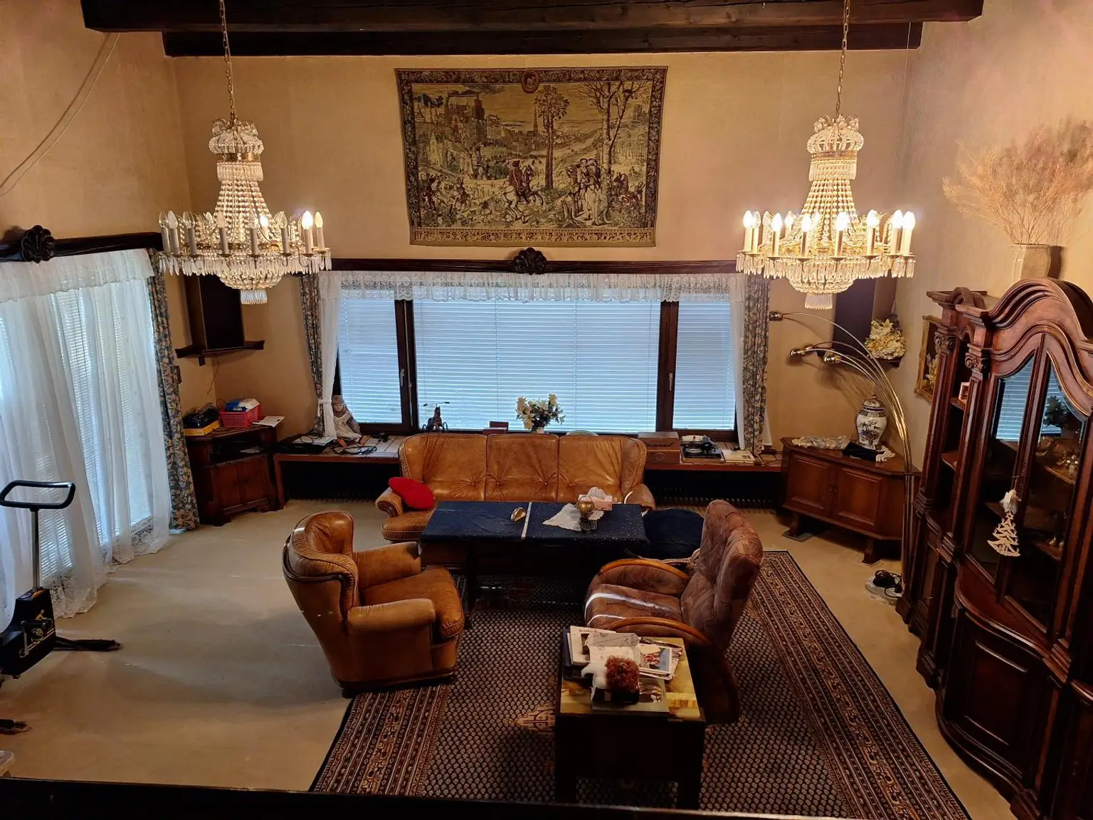 Absolut ruhig gelegen Villa mit überdachtem Pool, direkt am Waldrand auf 2.003 m² Grundstück.