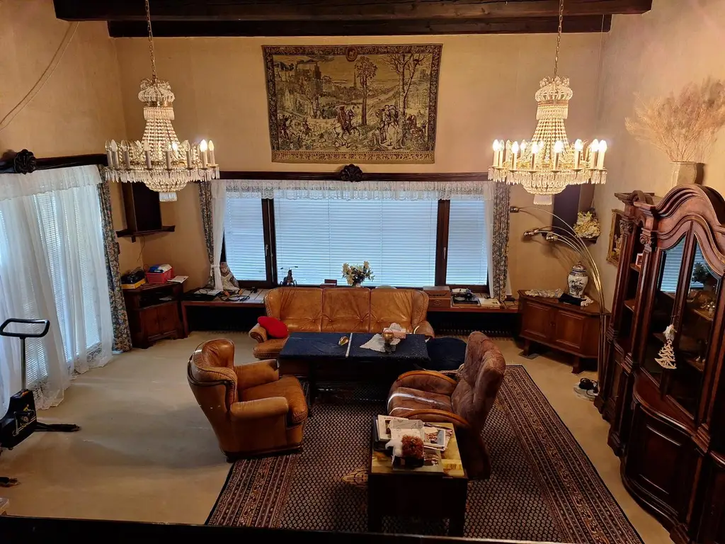 Absolut ruhig gelegen Villa mit überdachtem Pool, direkt am Waldrand auf 2.003 m² Grundstück.