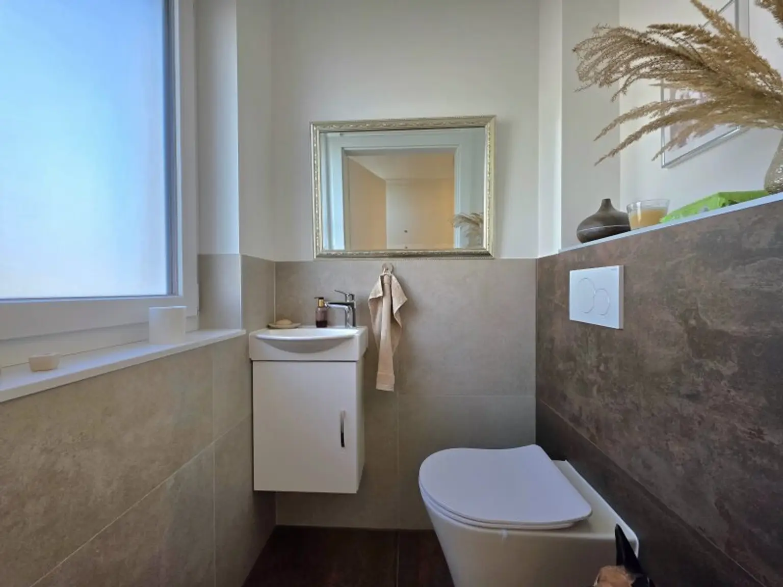 Neuwertige und sonnige Wohnung mit Carport! Vollmöbliert!