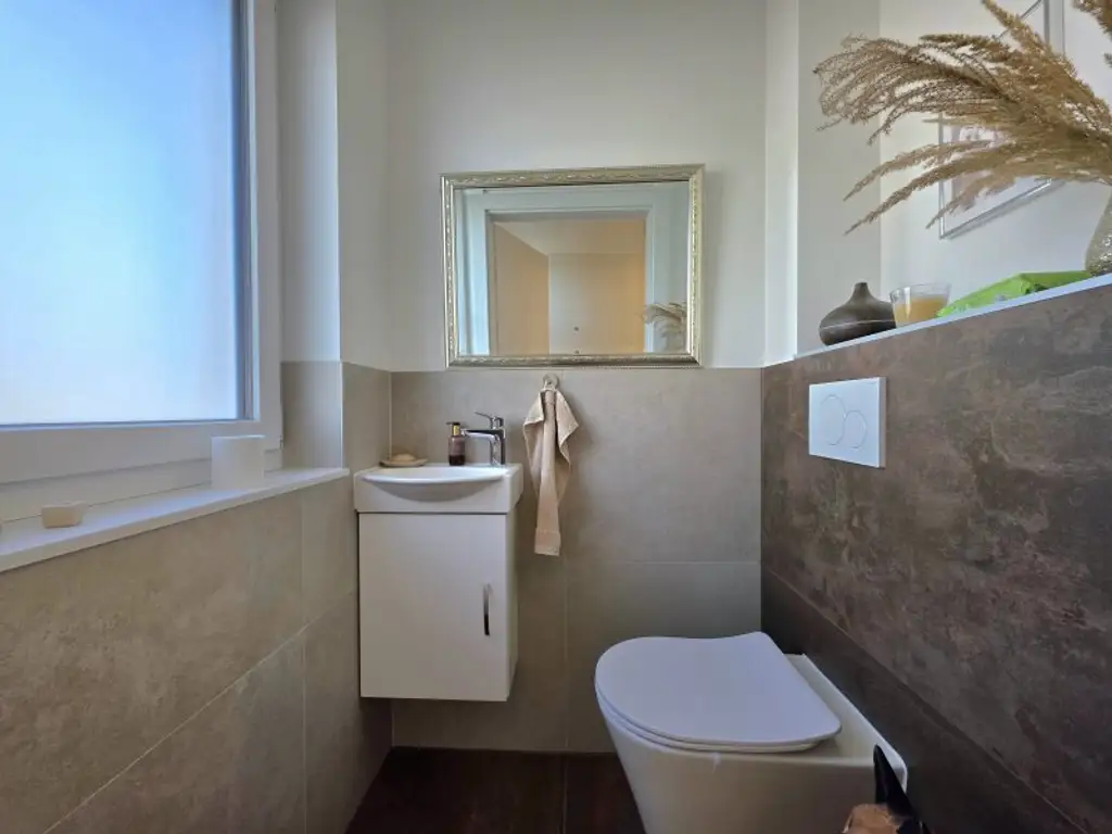 Neuwertige und sonnige Wohnung mit Carport! Vollmöbliert!