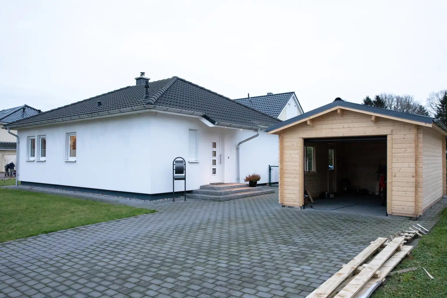 Auffahrt mit Holzgarage