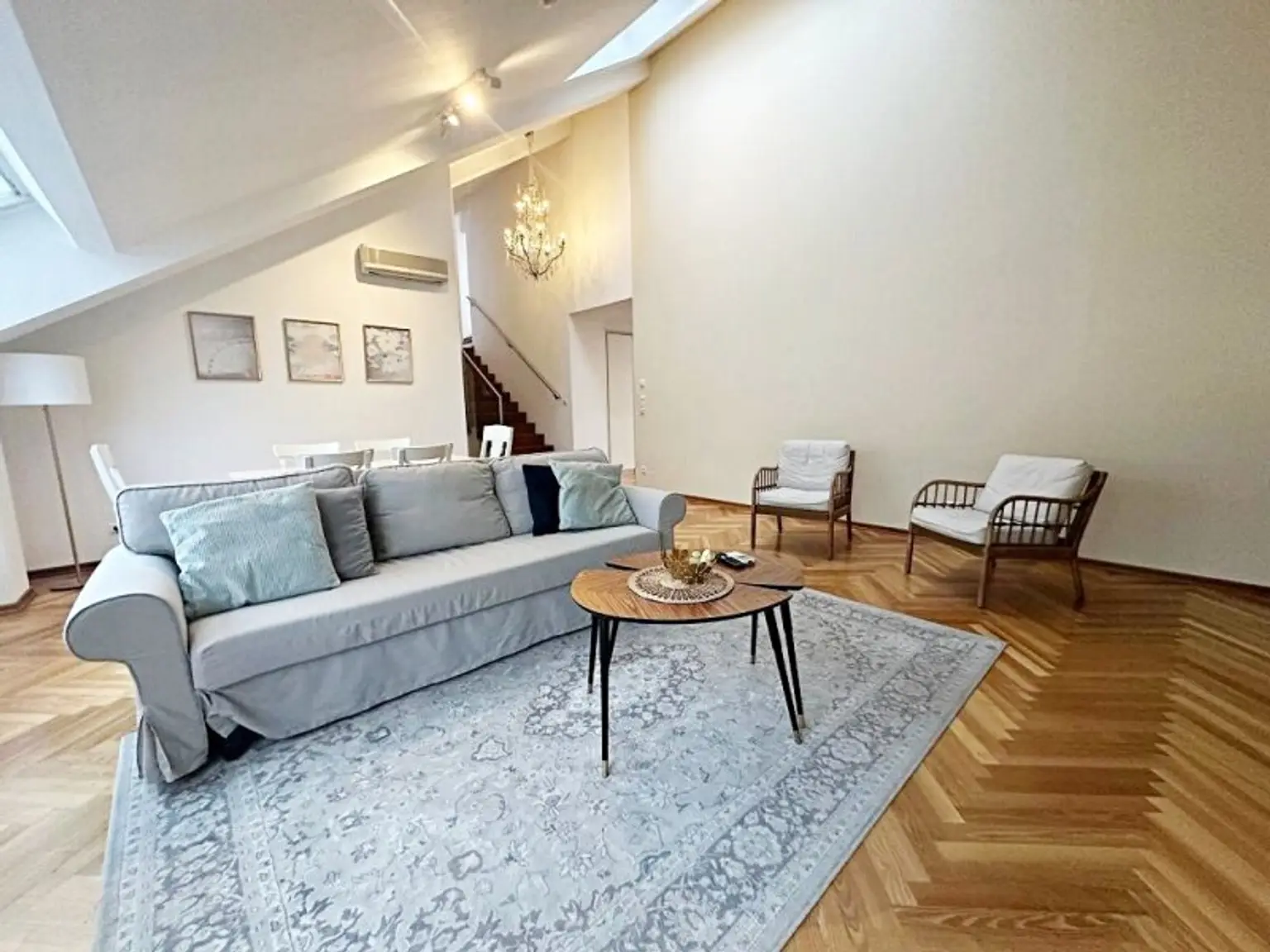 STAATSOPER-BLICK, klimatisiertes 110 m2 Dachgeschoss mit 20 m2 Terrasse, 3 Zimmer, Extraküche, 2 Bäder, Möblierung möglich