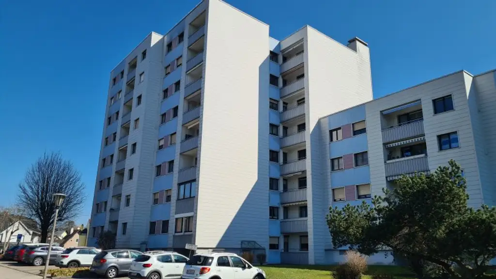 3 Zimmer-Wohnung mit Loggia und Einzelgarage in guter Lage