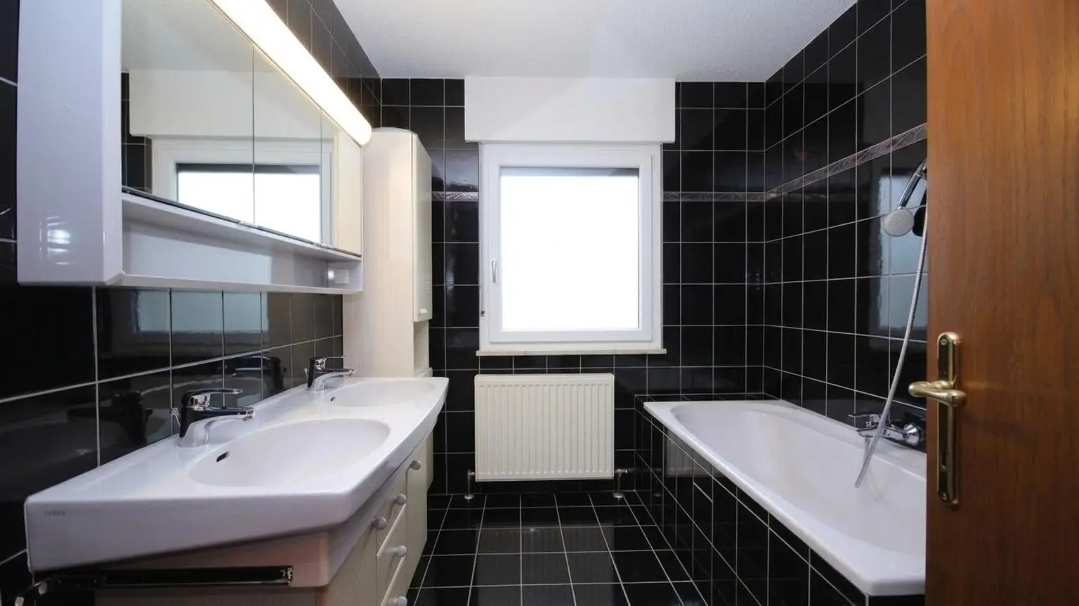 Bad mit Wanne und Dusche