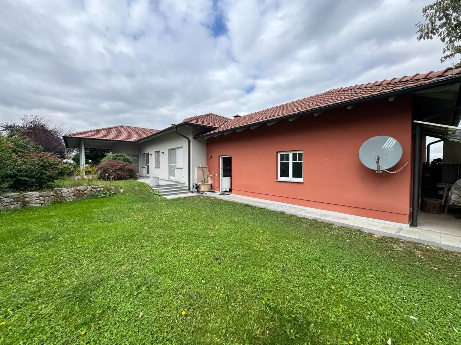 XXL Traum Bungalow mit Kachelofen überdachter Terrasse, Gartenoase, Wohnkeller und Doppelgarage  im Laahfeld /Ansfelden