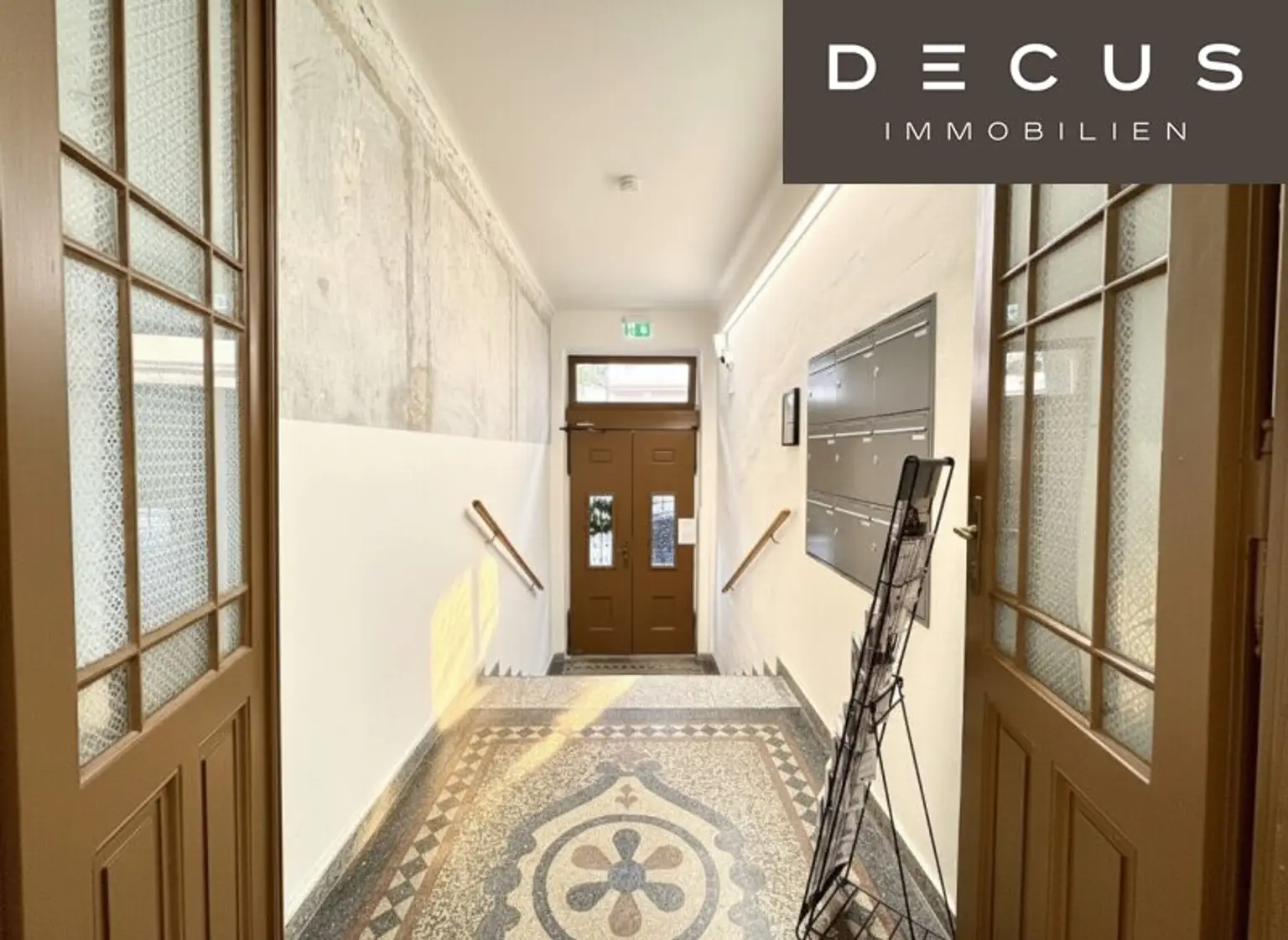 | EXKLUSIVE & LICHTDURCHFLUTETE DACHGESCHOSS - MAISONETTE - WOHNUNG MIT BLICK AUF DEN SCHLOSSBERG | PRIVATER LIFTZUGANG | 2 TERRASSEN | TOP LAGE