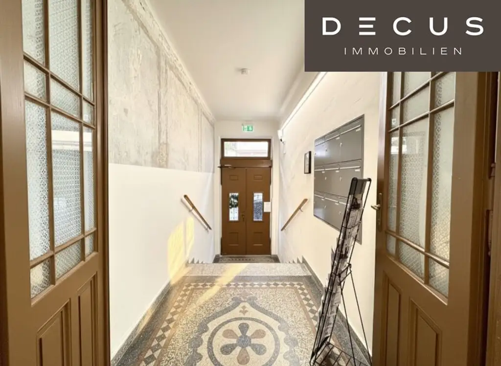 | EXKLUSIVE & LICHTDURCHFLUTETE DACHGESCHOSS - MAISONETTE - WOHNUNG MIT BLICK AUF DEN SCHLOSSBERG | PRIVATER LIFTZUGANG | 2 TERRASSEN | TOP LAGE