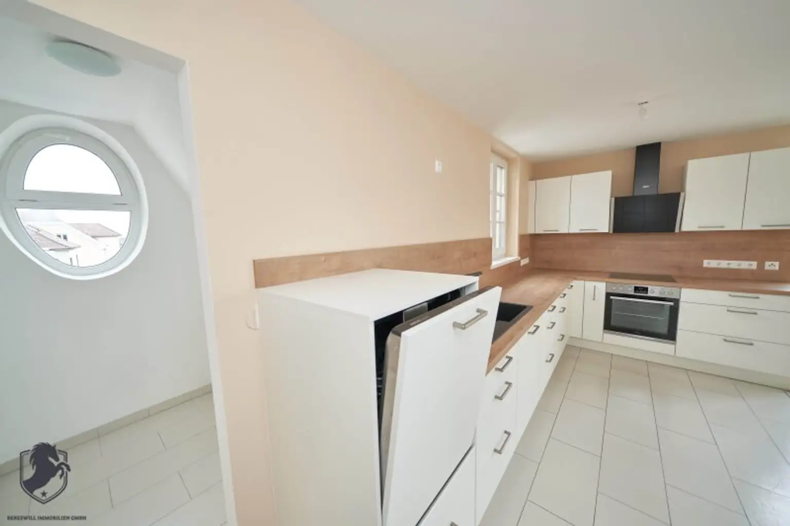 Außergewöhnliche Villa mit drei Wohneinheiten, Gewerbeeinheit & teilbarem Grundstück