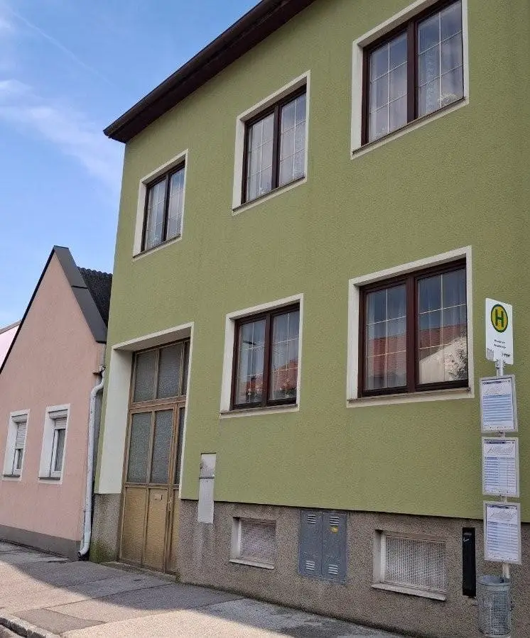 25 Bushaltestellte vorm Haus Moosbrunn