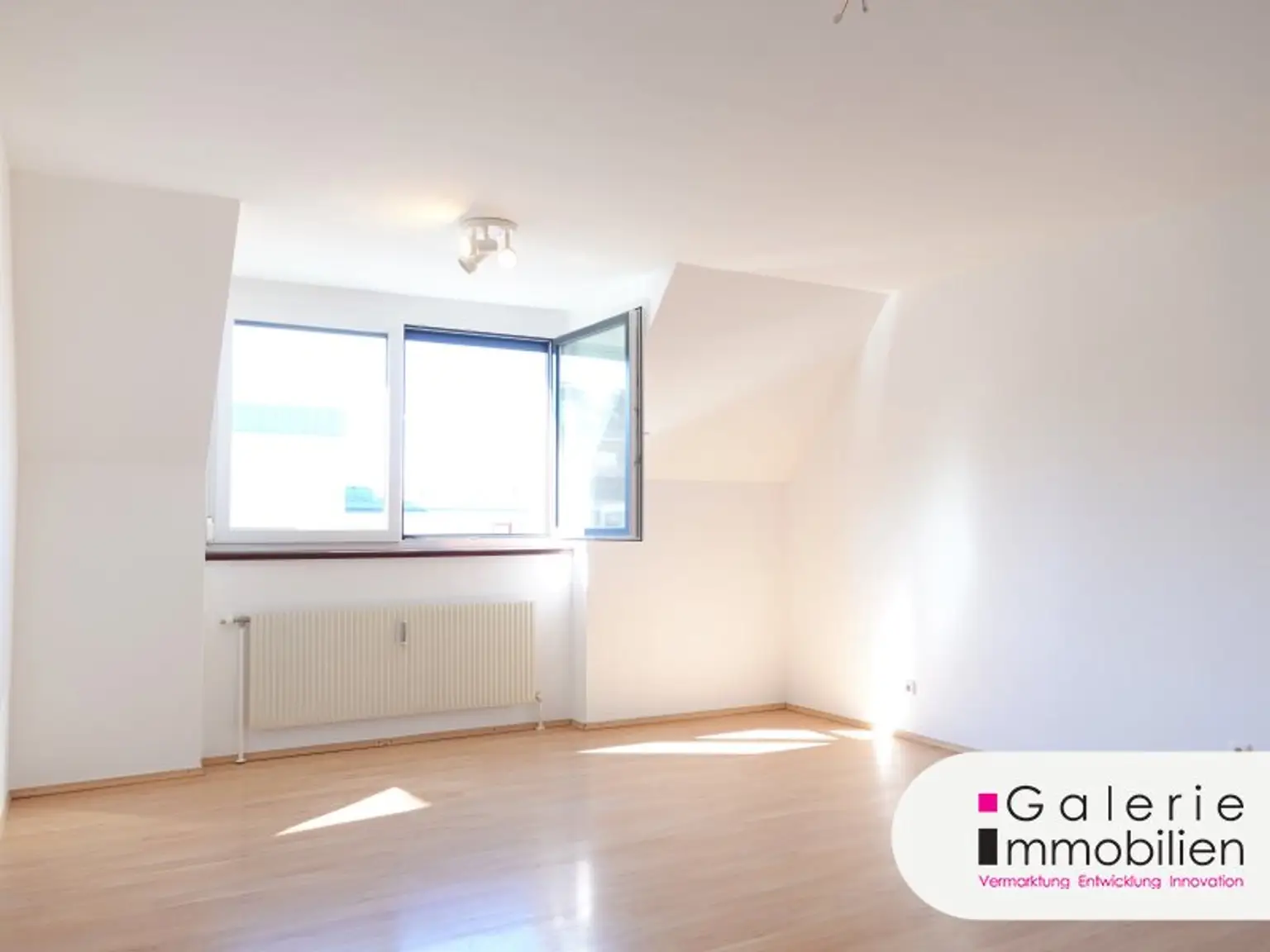 VIDEO: Sehr schöne 4-Zimmer-Maisonette, 3er-WG-geeignet, mit Fernblick und Garage!