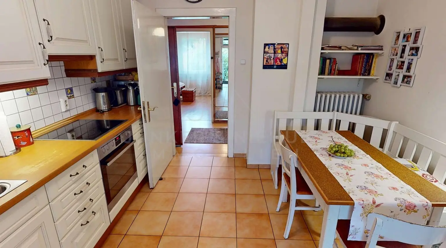 Küche mit Zugang in den Wintergarten